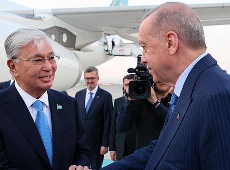 Kazakistan Cumhurbaşkanı Tokayev Ankara'da! Cumhurbaşkanı Erdoğan karşıladı