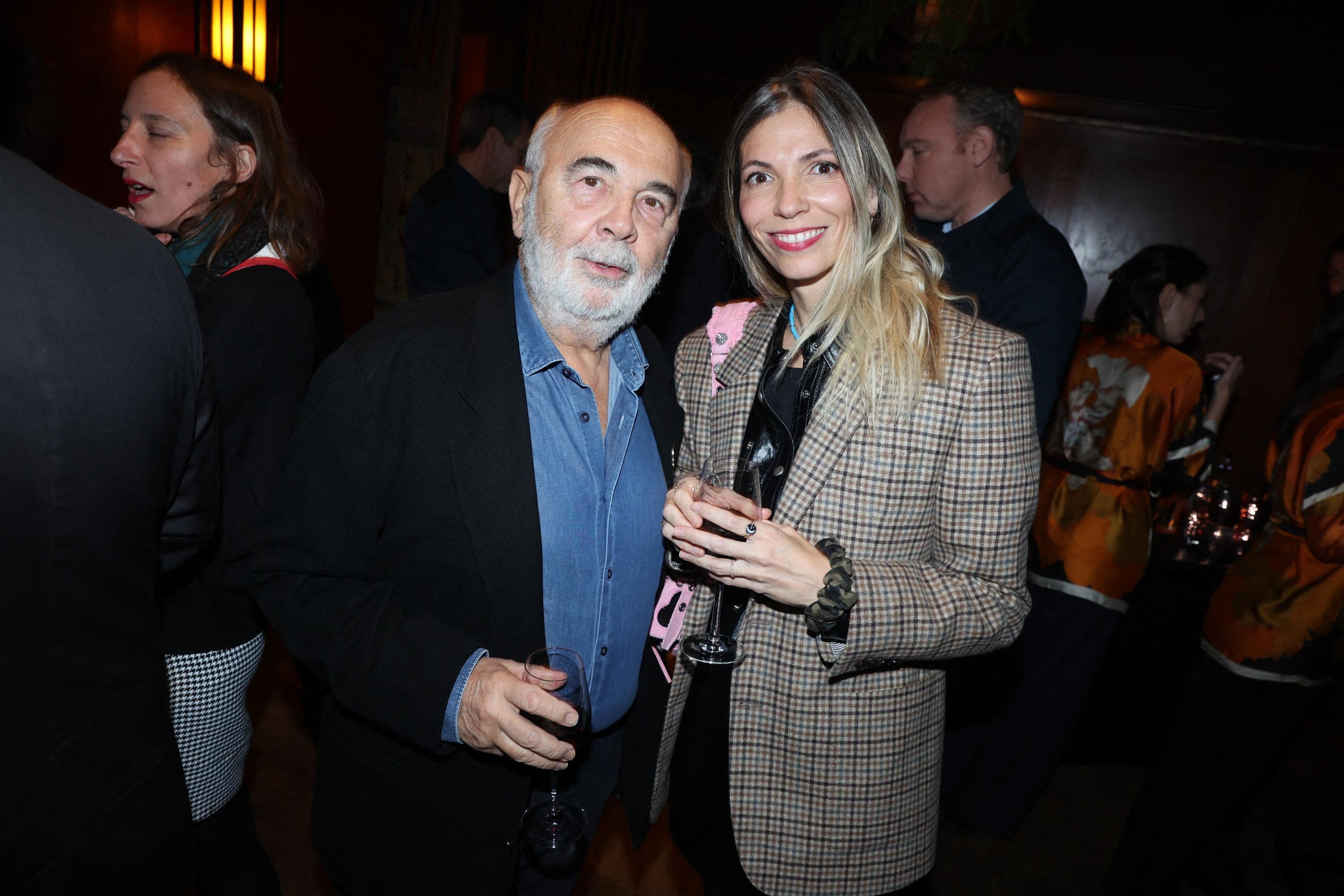 «Elle s’en fiche» : Gérard Jugnot évoque son écart d’âge de 30 ans avec sa femme
