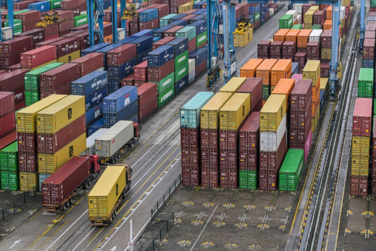 Des conteneurs au port de Ningbo, dans l'est de la Chine, le 28 mai 2025