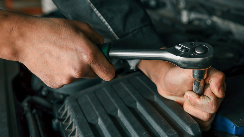Guide to Using a Socket Wrench in Automotive Repairs: Essential Tips