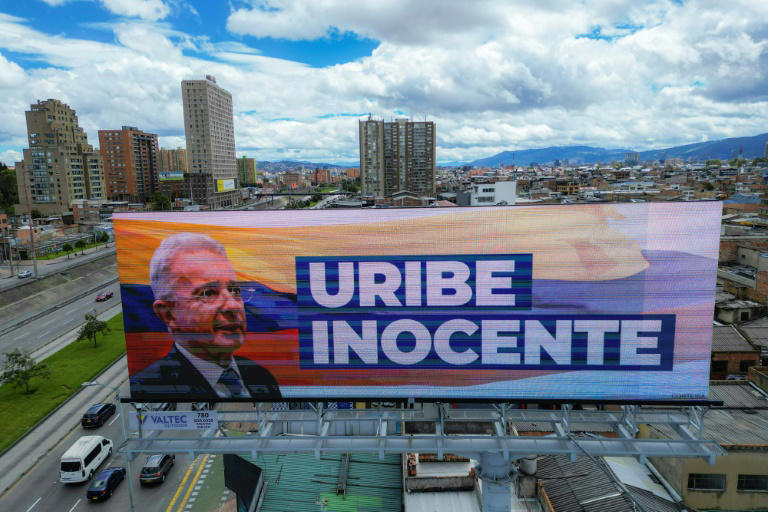 Ex presidente colombiano Uribe é declarado culpado por suborno a Ex presidente colombiano Uribe é declarado culpado por suborno a