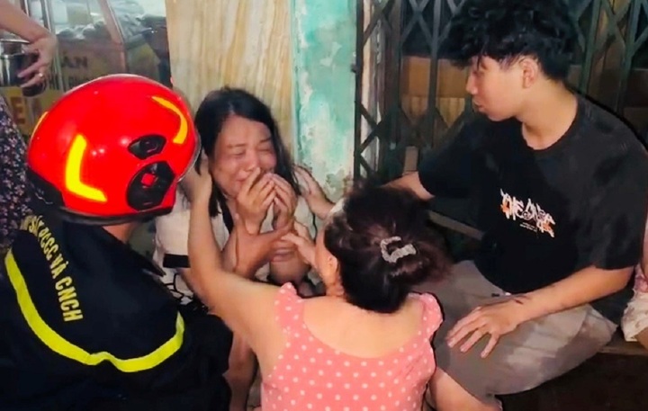 Lực lượng chức năng giải cứu các nạn nhân an toàn khỏi đám cháy