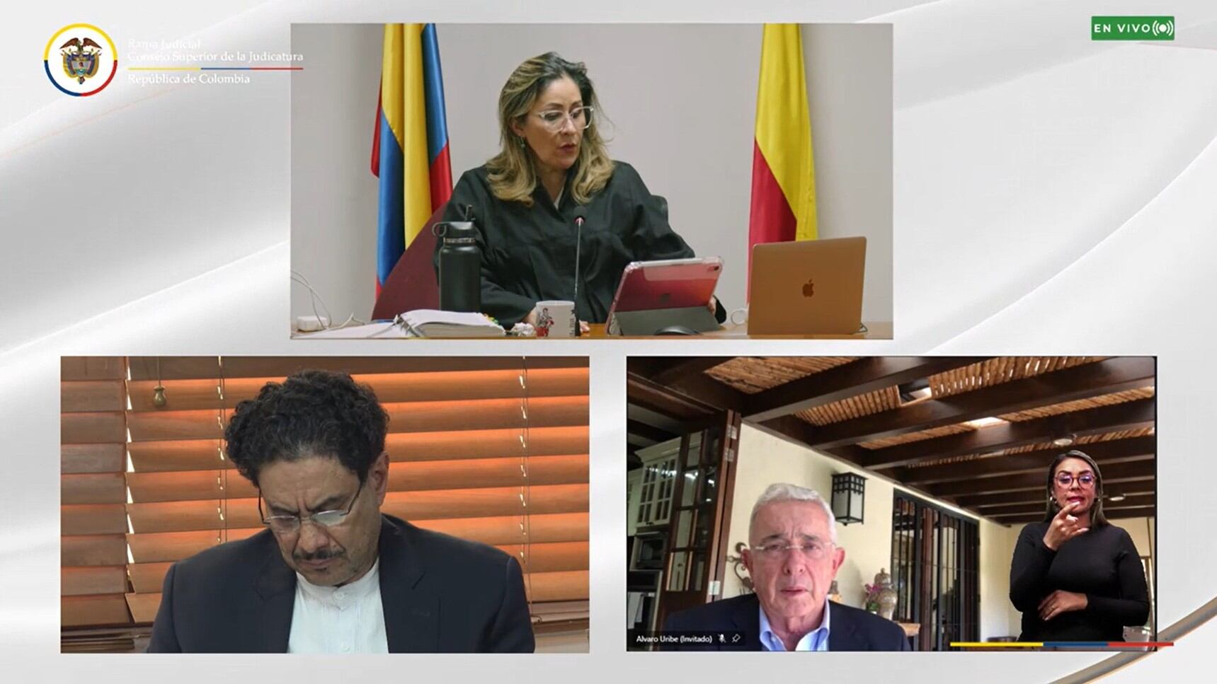 La jueza Sandra Liliana Heredia, el senador Iván Cepeda y el expresidente Álvaro Uribe durante la transmisión de la lectura del veredicto en el juicio contra el exmandatario colombiano.