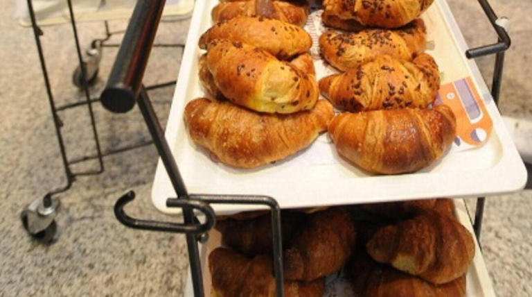 Sovrapprezzo per brioche tagliata a metà nel Trevigiano, il titolare:  "Difendiamo la scelta, ma contro l'