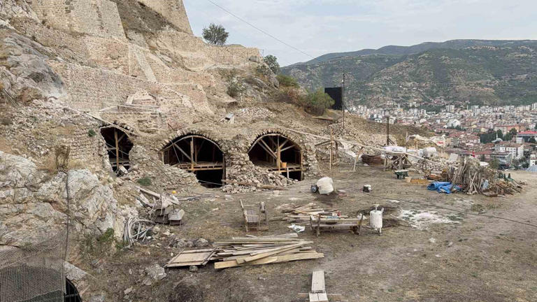 TOKAT BELEDİYE BAŞKANI MEHMET KEMAL YAZICIOĞLU, KONT DRACULA’NIN ESİR EDİLDİĞİ TOKAT KALESİ’NDEKİ RESTORASYON ÇALIŞMALARINI YERİNDE İNCELEDİ.