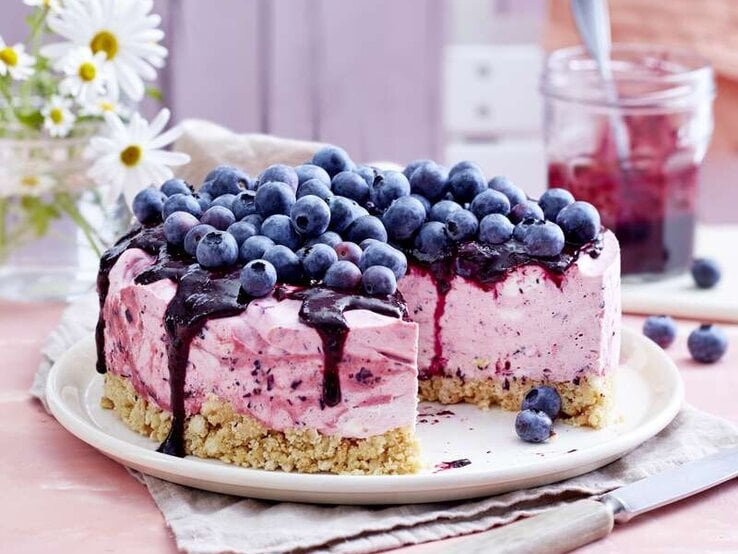 Heidelbeer-Cheesecake: Sommerlicher Käsekuchen ohne Backen