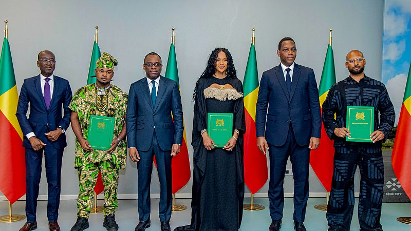 La chanteuse Ciara, au centre, pose pour une photo avec des représentants du gouvernement et d'autres bénéficiaires à Cotonou, au Bénin, le samedi 26 juillet 2025.