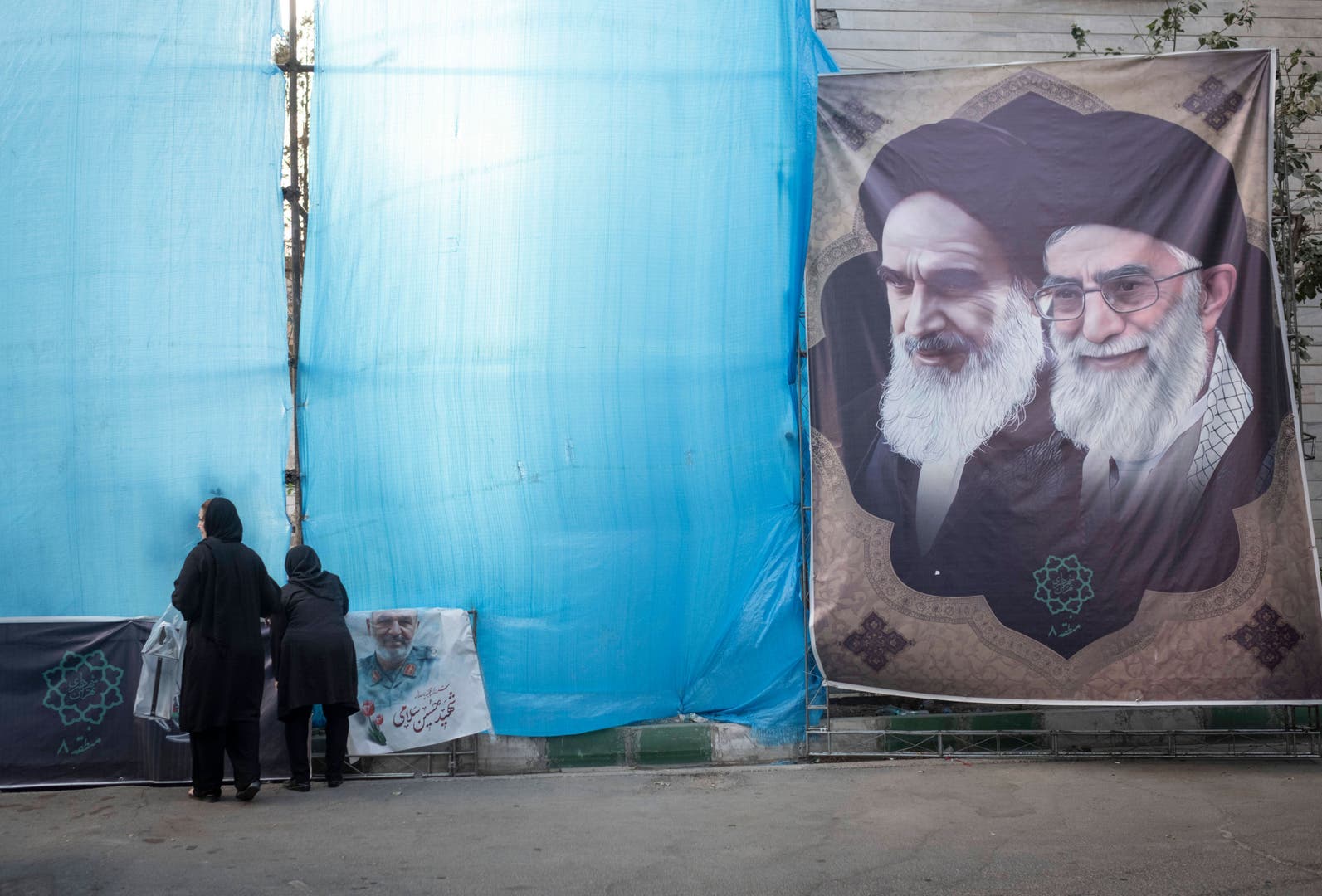 Брезент накрывает жилой дом в Тегеране; разрушен во время 12-дневной войны с Израилем в июне. Morteza Nikoubazl / Imago