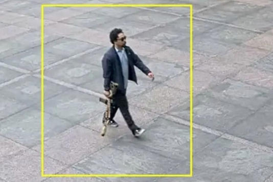 Gunman Shane Tamura seen entering the building