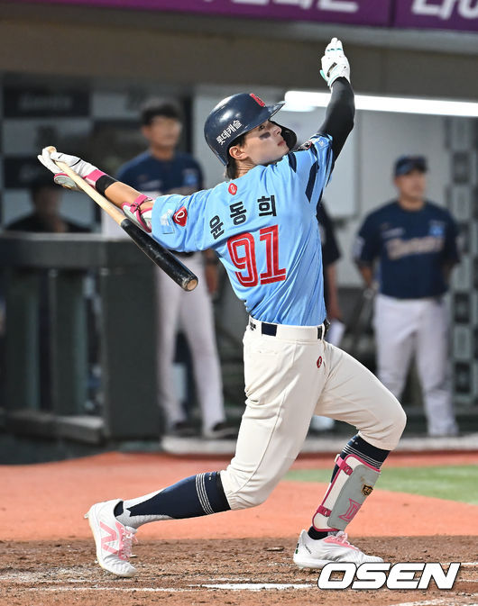 롯데 자이언츠 윤동희 타격 장면