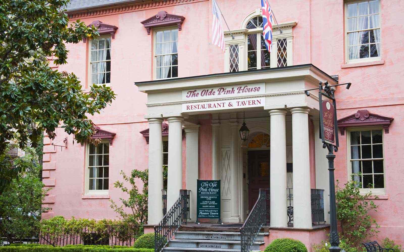 You can eat in a 250-year-old pink mansion in Georgia—ghost sightings ...