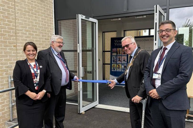 Mayor opens new sixth form at Medway school