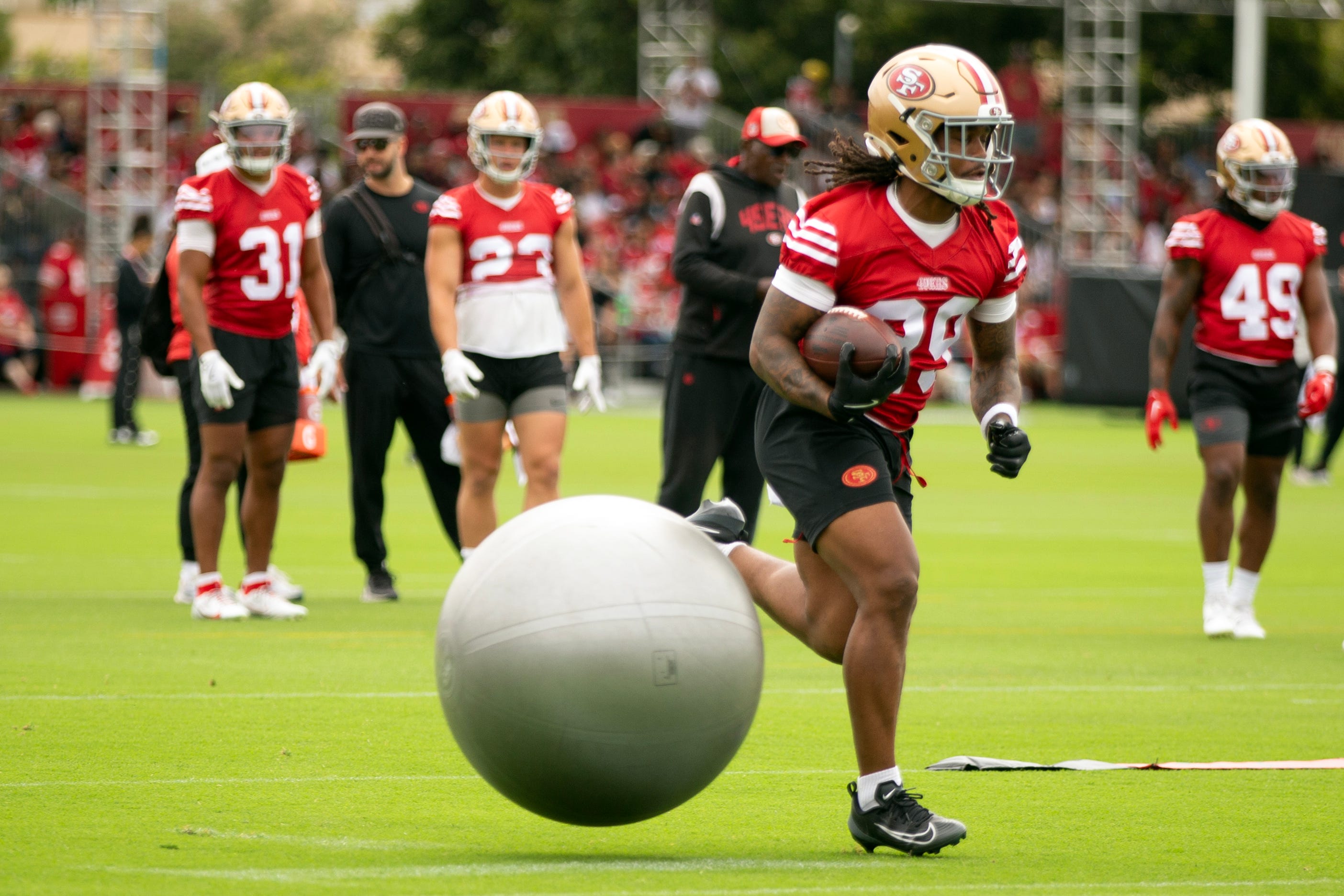 49ers rookie RB set to make NFL debut in huge game vs. Colts