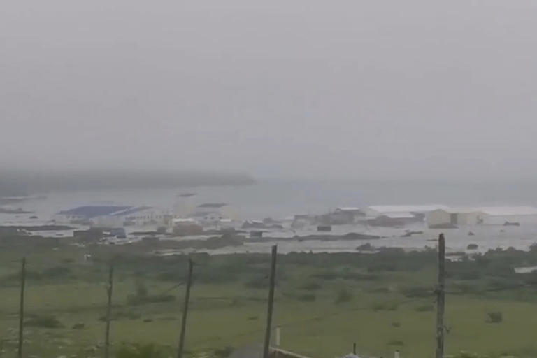 Tsunami warning hawaii feet