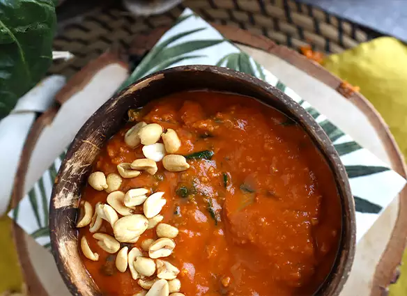 Afrikanische suppe: tomate, erdnuss und mangold – afrikanische erdnusssuppe