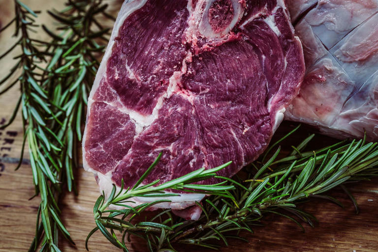 El jugo rojo de la carne no es sangre