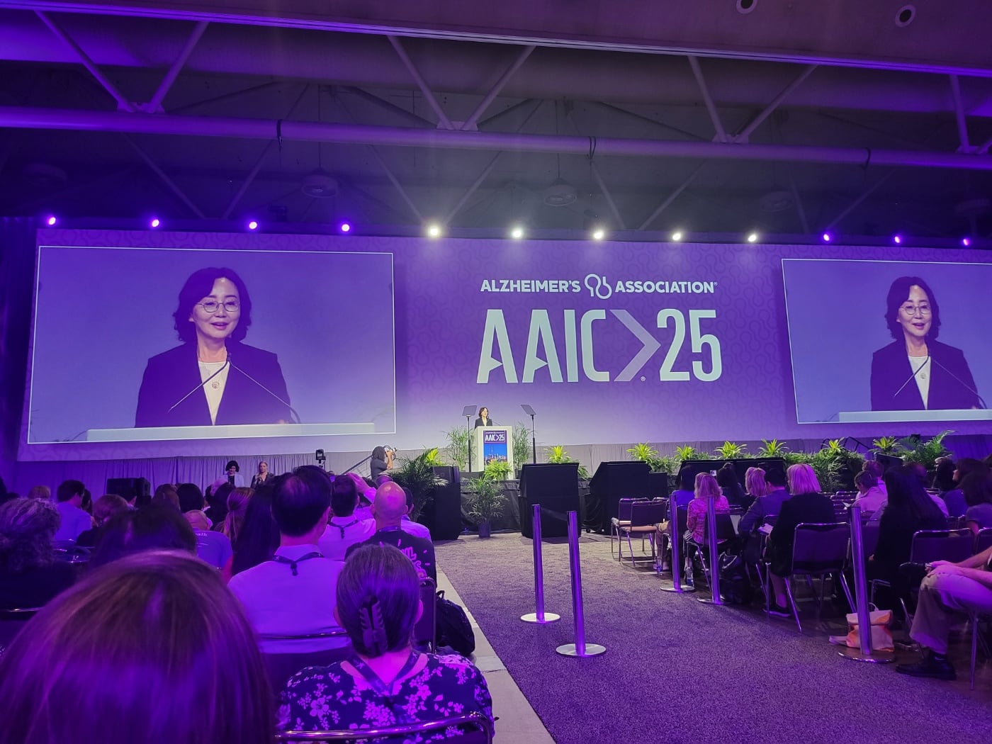 묵인희 치매극복연구개발사업단장(서울대 의대 교수)가 29일(현지 시각) 캐나다 토론토에서 열린 ‘2025 알츠하이머협회 국제학술대회(AAIC 2025)’에서 기조강연을 하고 있다. /치매극복연구개발사업단(KDRC)