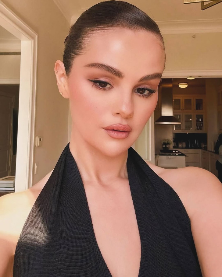 “She Got Filler and Cheek Implant!” Selena Gomez’s Stunning New Look