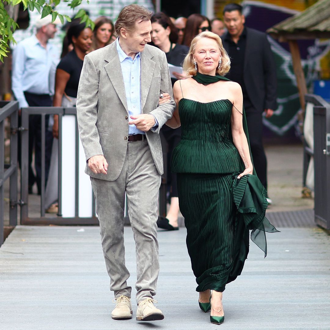 Pamela Anderson y Liam Neeson en el estreno de The Naked Gun en Berlin el 24 de julio de 2025