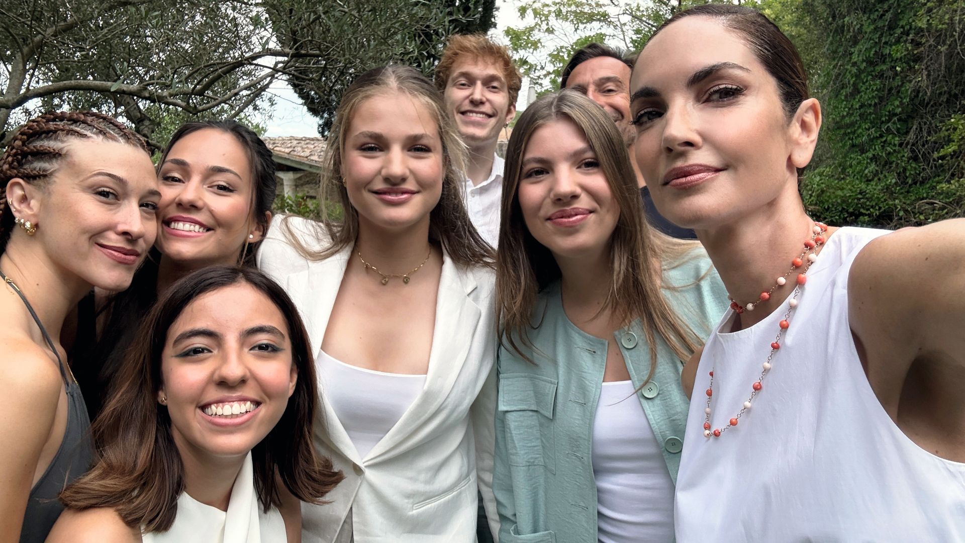 Eugenia Silva hace un selfi del grupo en el que se ve a la princesa de Asturias y la infanta Sofía junto a los jóvenes de la Generación Arte durante su visita al pueblo gerundense Sant Martí Vell y la Fundación Nando y Elsa Peretti