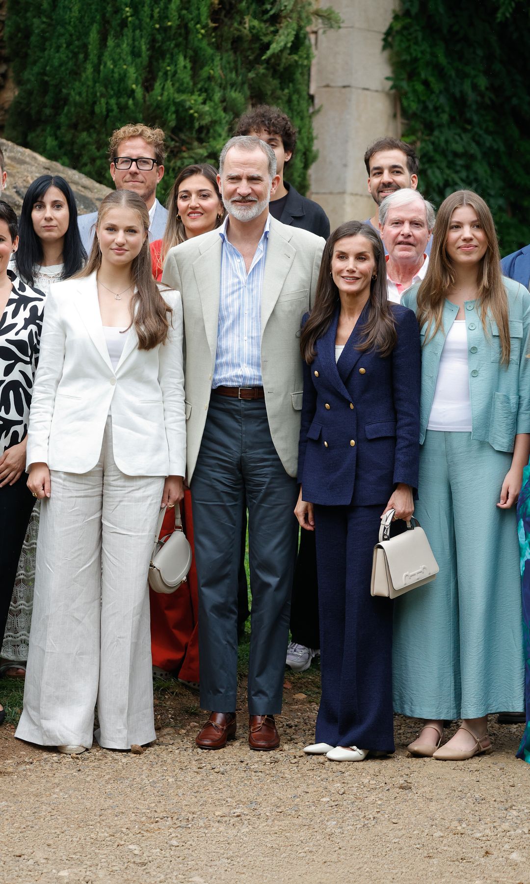 Fotografía de grupo de los Reyes, la princesa de Asturias y la infanta Sofía junto a los premiados de ediciones anteriores de los Premios Princesa de Girona. Con esta imagen, la Familia Real cerraba su agenda en Girona. Leonor, que llevaba una chaqueta de Mango y un pantalón de lino de rayas de Max Mara, marcó la diferencia con las joyas: un collar, los pendientes que comparte con su madre y un total de cinco anillos.