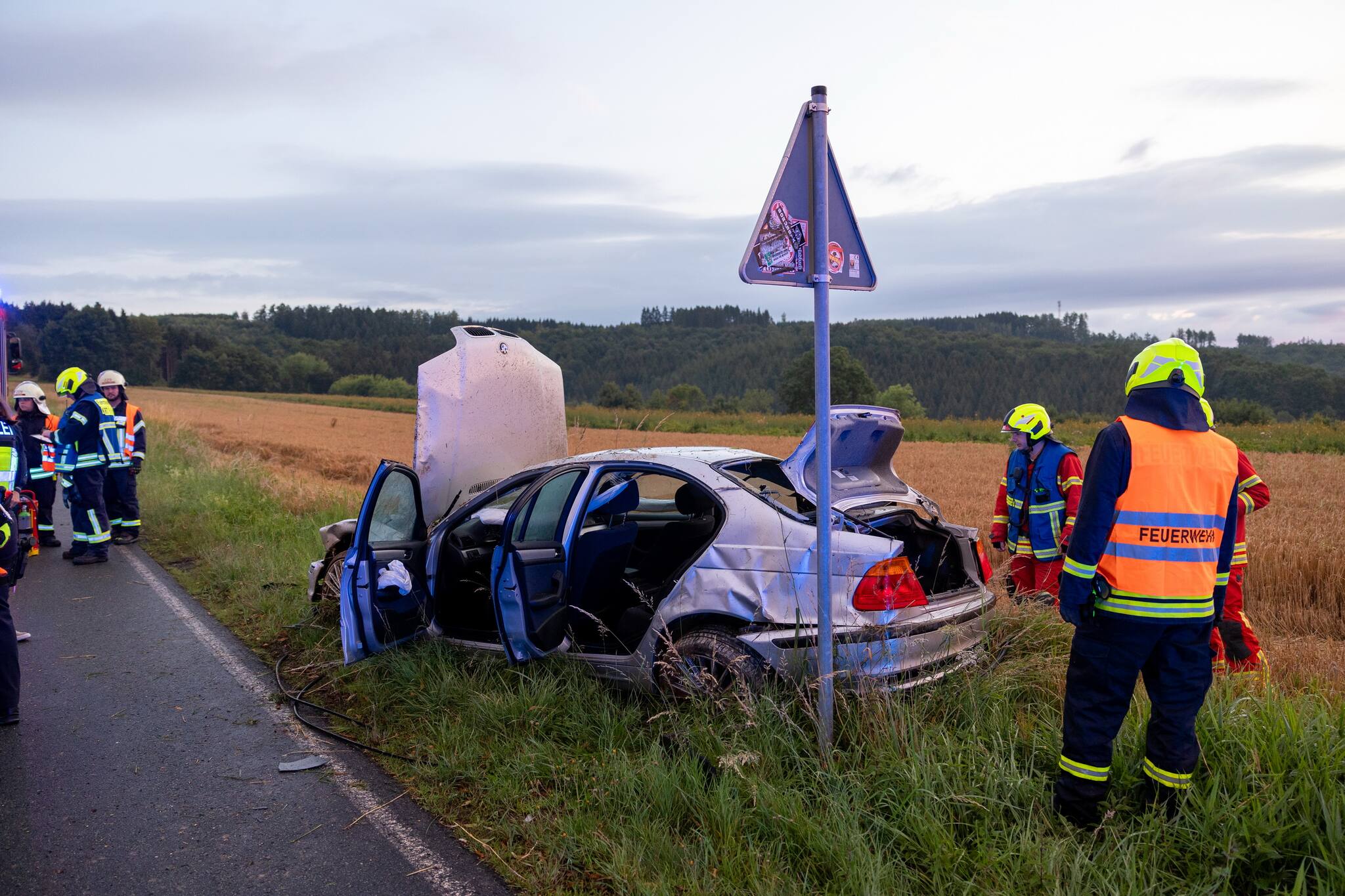 Zu schnell unterwegs: BMW überschlägt sich und landet neben der Straße