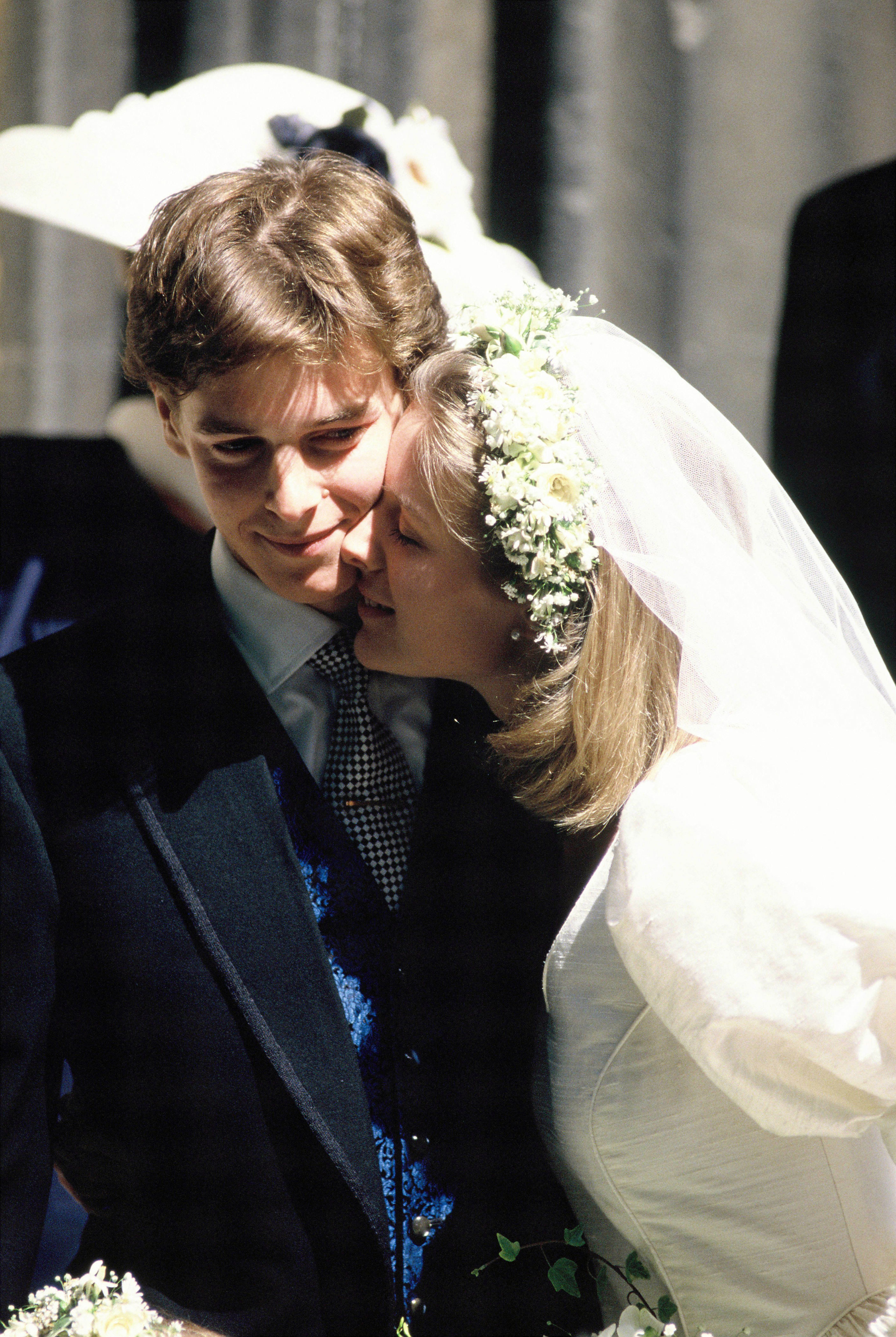 La boda de James Ogilvy y Julia Rawlinson: el enlace del ahijado de la  reina Isabel II (con una novia sin tiara), image size:768x1146