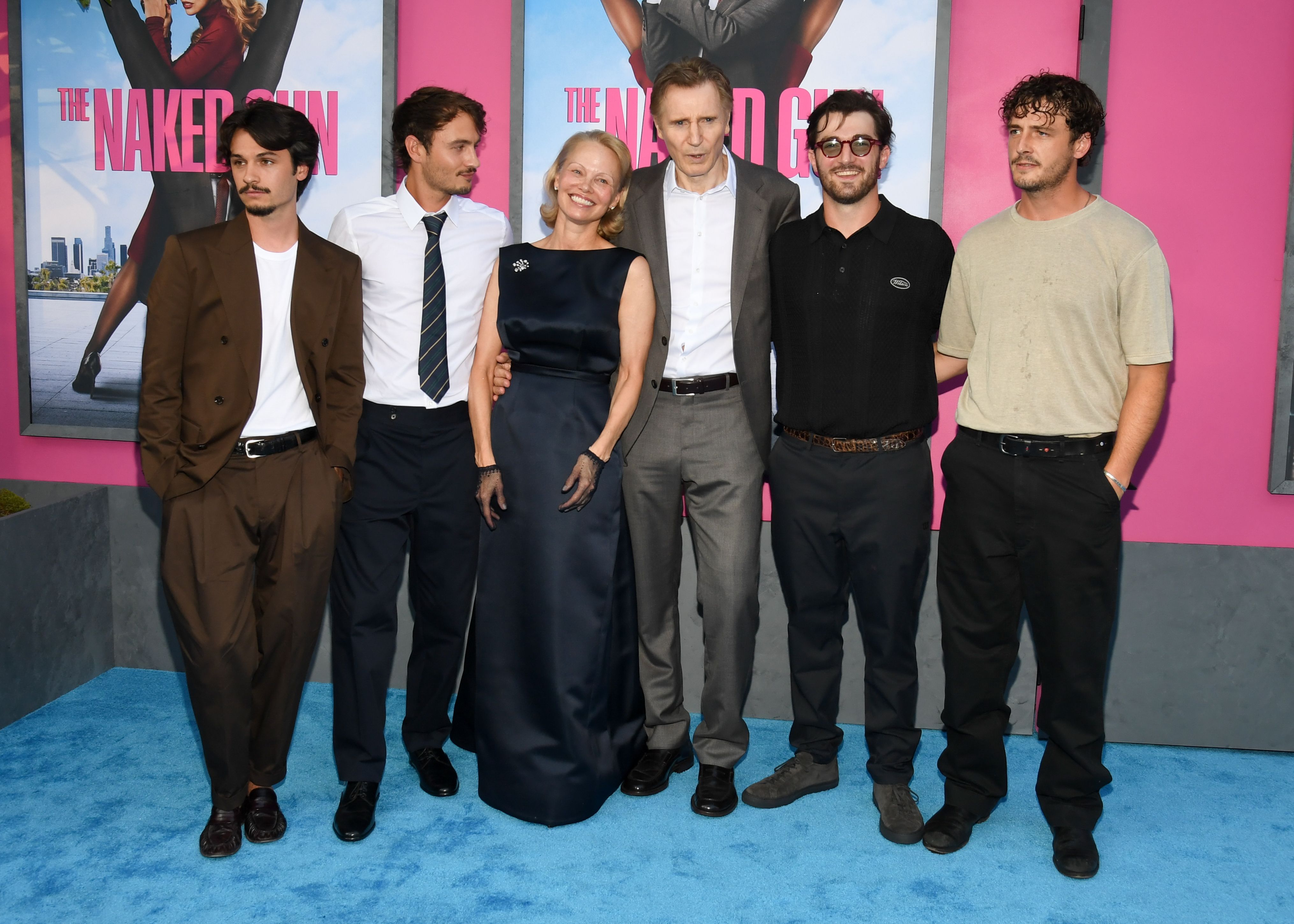 A 58 et 73 ans, Pamela Anderson et Liam Neeson officialisent leur couple sur le tapis rouge de leur nouveau film