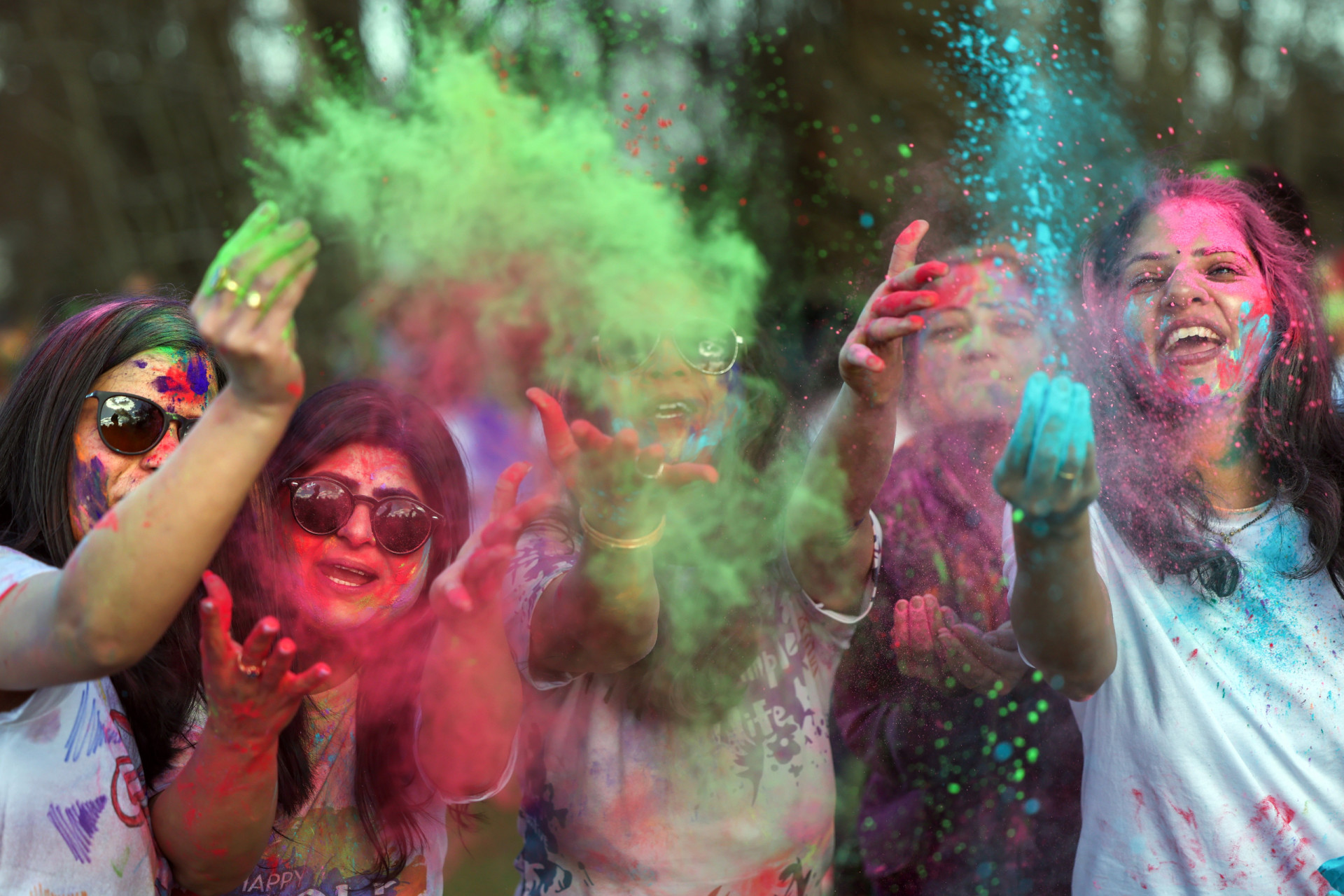 Así te afecta el color de la ropa