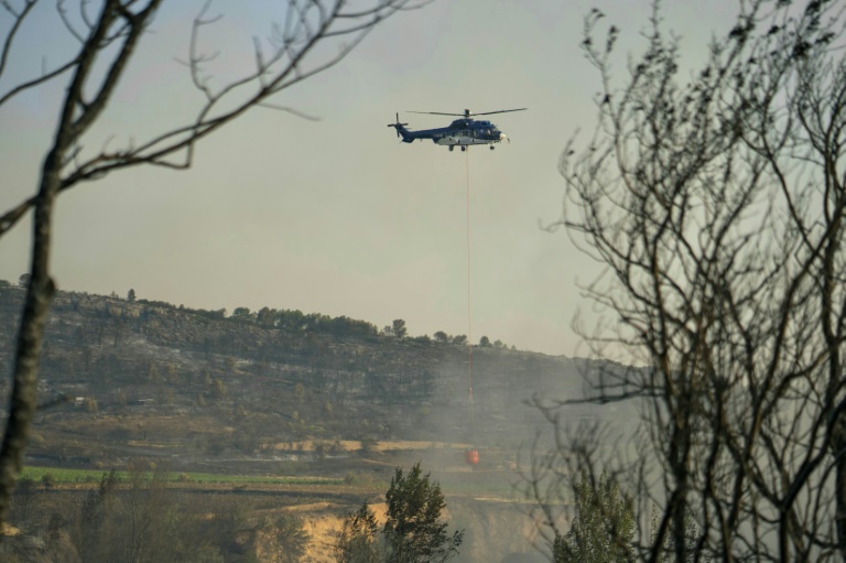 Un hélicoptère bombardier d'eau se dirige vers Saint-Laurent-de-la-Cabrerisse, dans l'Aude, le 6 août 2025
