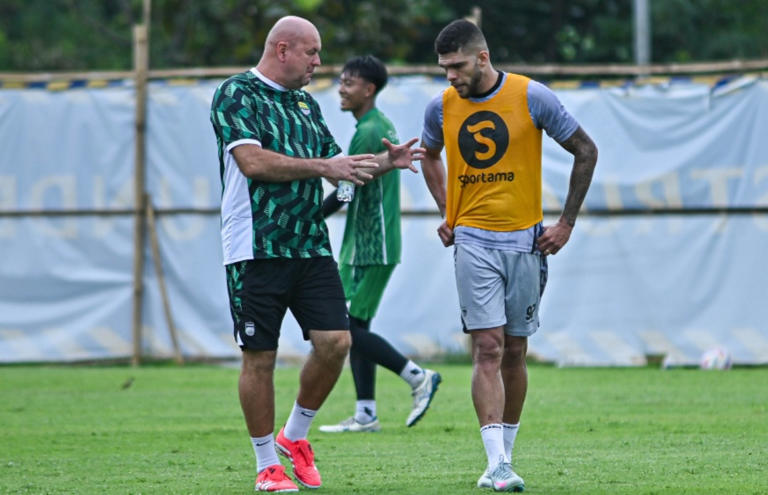 Persib Bandung di lapangan latihan sebelum laga melawan Semen Padang