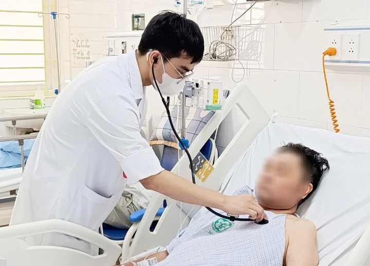 Lọc máu liên tục vì 'sinh vật lạ' cắn chân lúc tắm biển