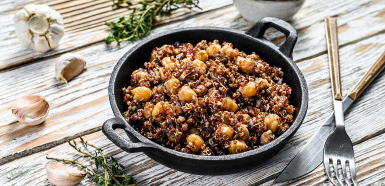 طبق يحتوي الكينوا الحمراء المطبوخة