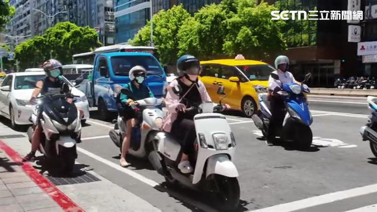 機車族看過來!進入「待轉區」需打燈? 正解曝光:違規開罰18 機車進入待轉時「是否打方向燈」,引發熱議。(示意圖/資料照)
