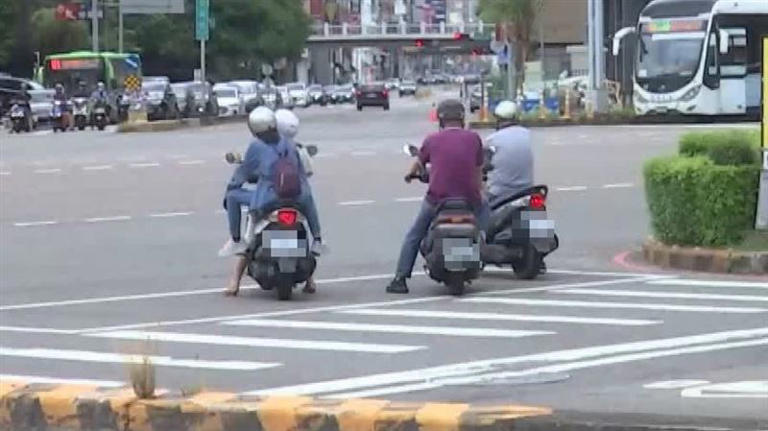 交通部表示，機車待轉若未打方向燈，並不會受罰。（示意圖／資料照）