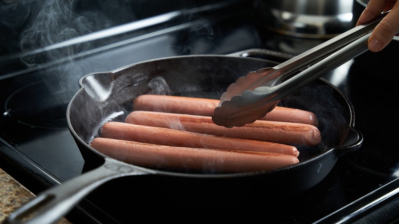 How to Cook Hot Dogs in a Frying Pan: Quick & Tasty Guide