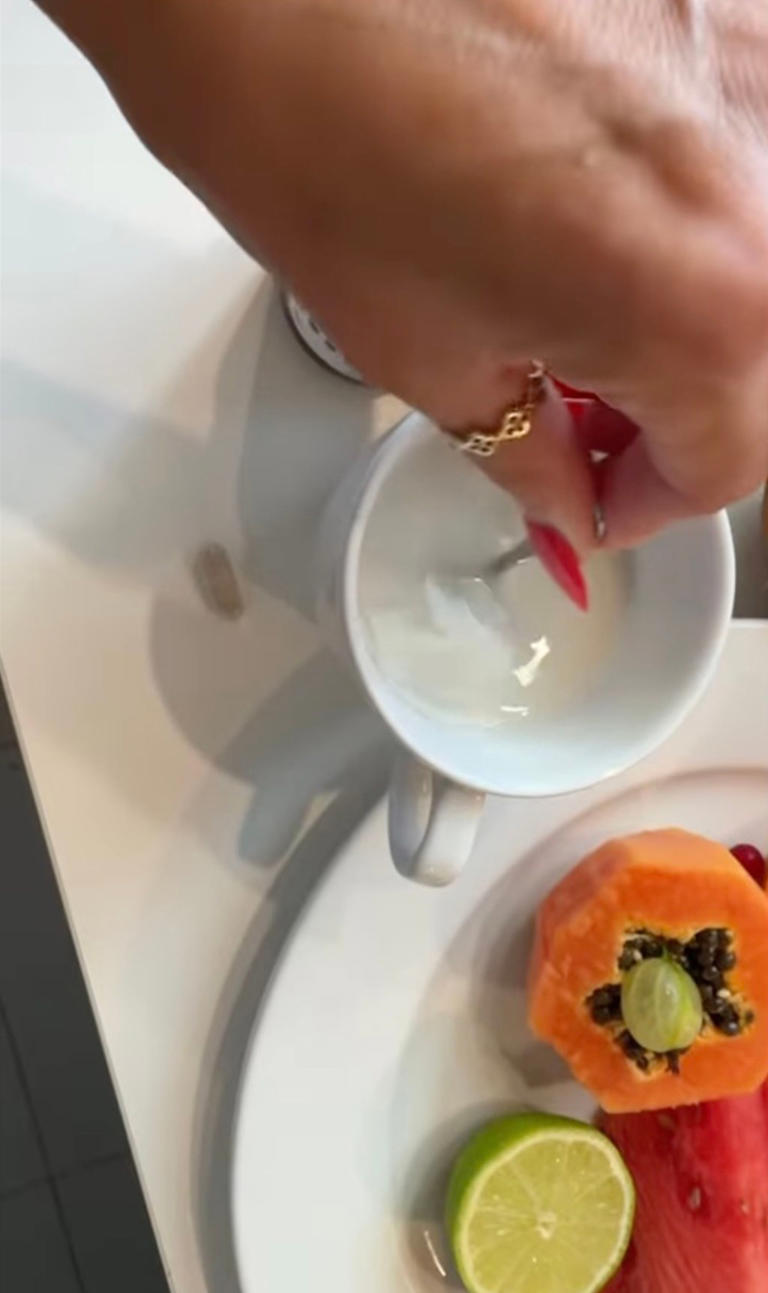 “I don’t. I’m going to deworm and de-parasite for the first time. … I’m doing a worm cleanse and parasite cleanse with my husband,” she replied. Instagram / @heidiklum