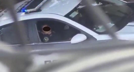 Policías de CDMX captados en patrulla.