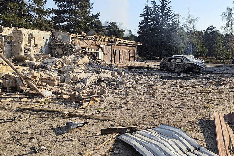 Daños observados tras un ataque ruso en Zaporiyia, 6 de agosto de 2025 AP/AP