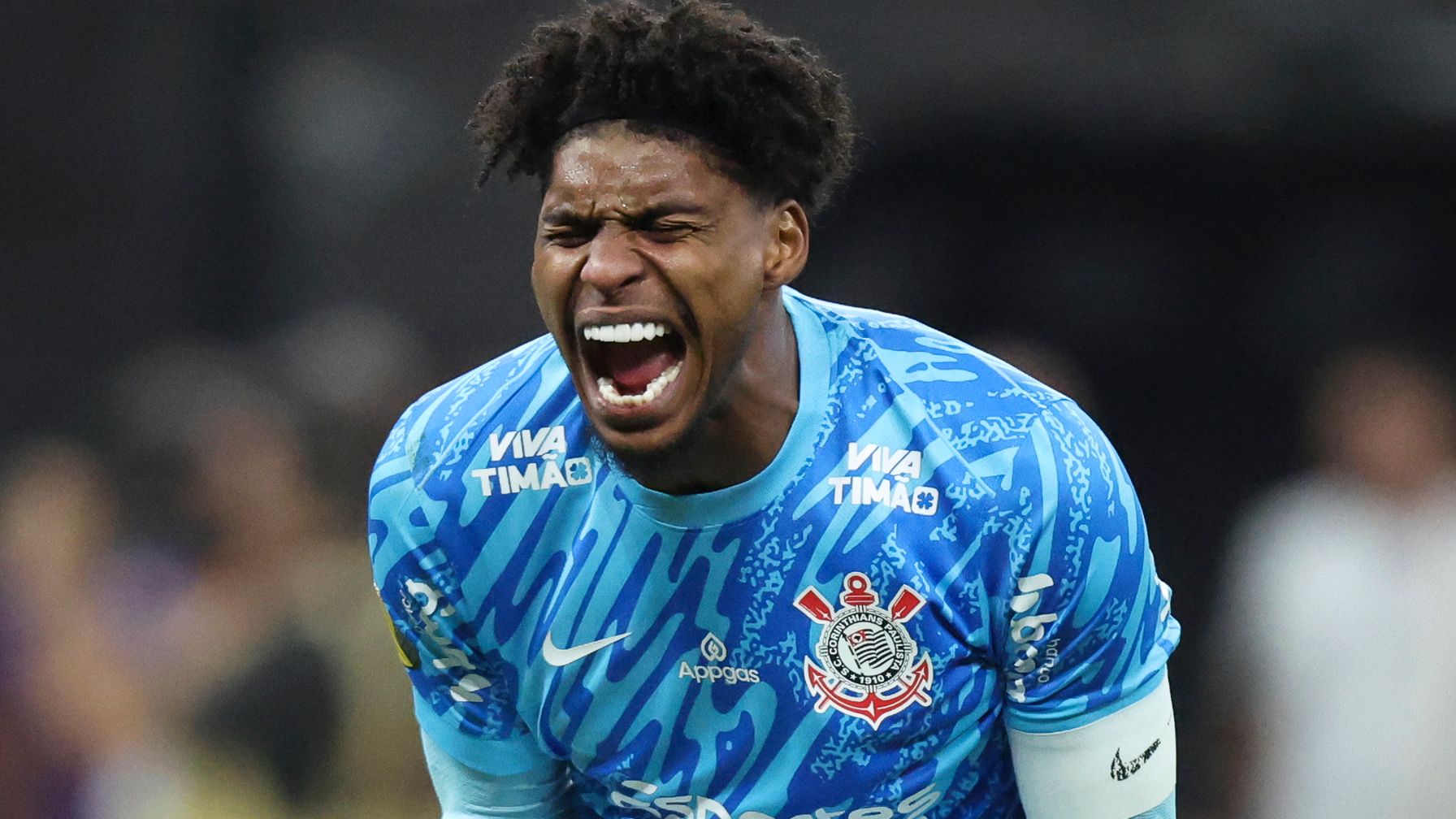 Todos os pênaltis que Hugo Souza defendeu como goleiro do Corinthians