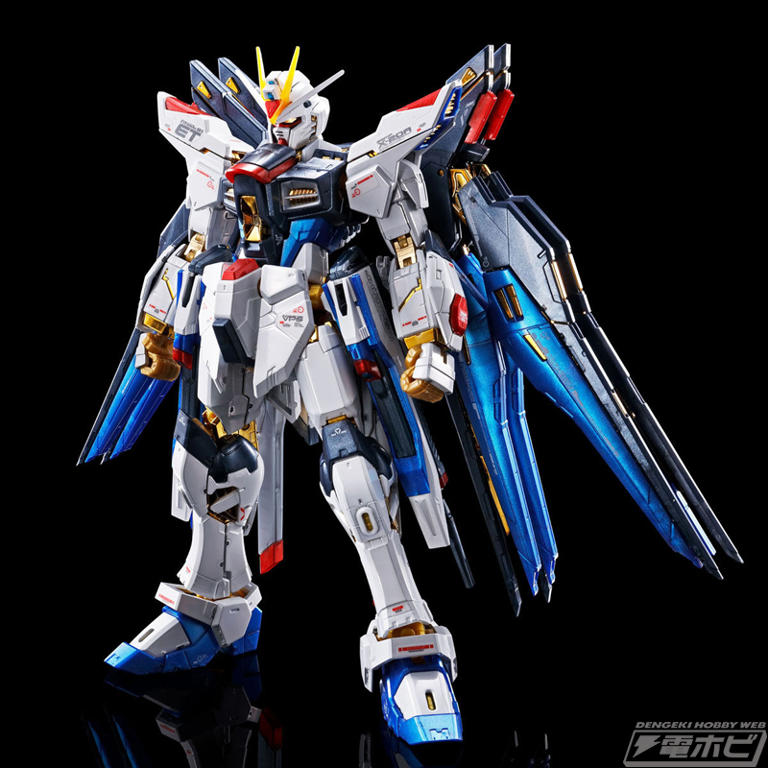 RG デスティニー、ストライクフリーダム、台座 SEED DESTINY』チタニウムフィニッシュのガンプラ「RG
