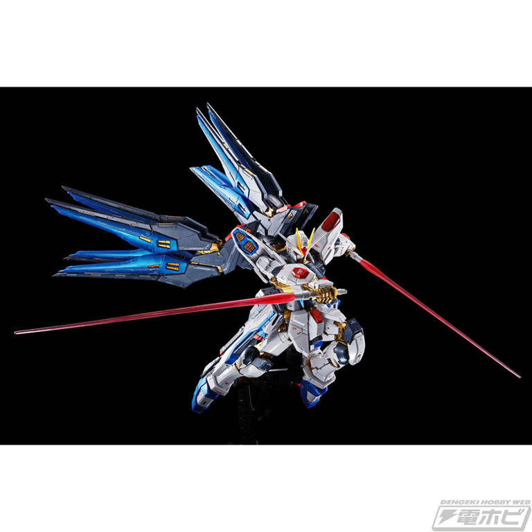 RGデスティニー ＆ ストライクフリーダム［チタニウムフィニッシュ］＋エフェクト SEED DESTINY』チタニウムフィニッシュのガンプラ「RG