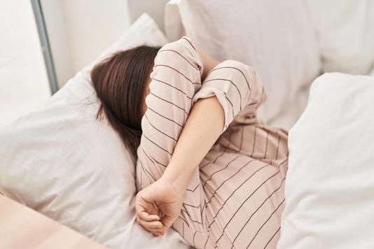 El insomnio se alimenta con la ansiedad. Si no podés dormir, lo mejor es levantarte un momento en vez de quedarte dando vueltas en la cama. (Freepik)