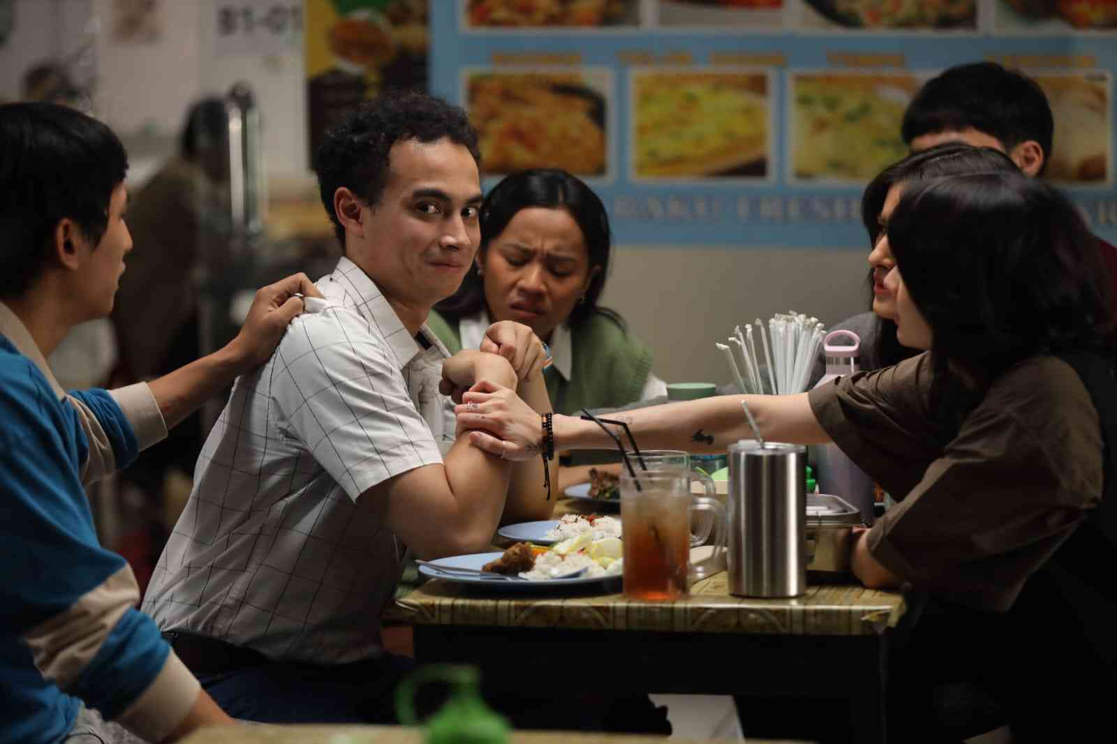 Komedi Gelap dengan Isu Kesehatan Mental dalam Film Tinggal Meninggal (TingNing)