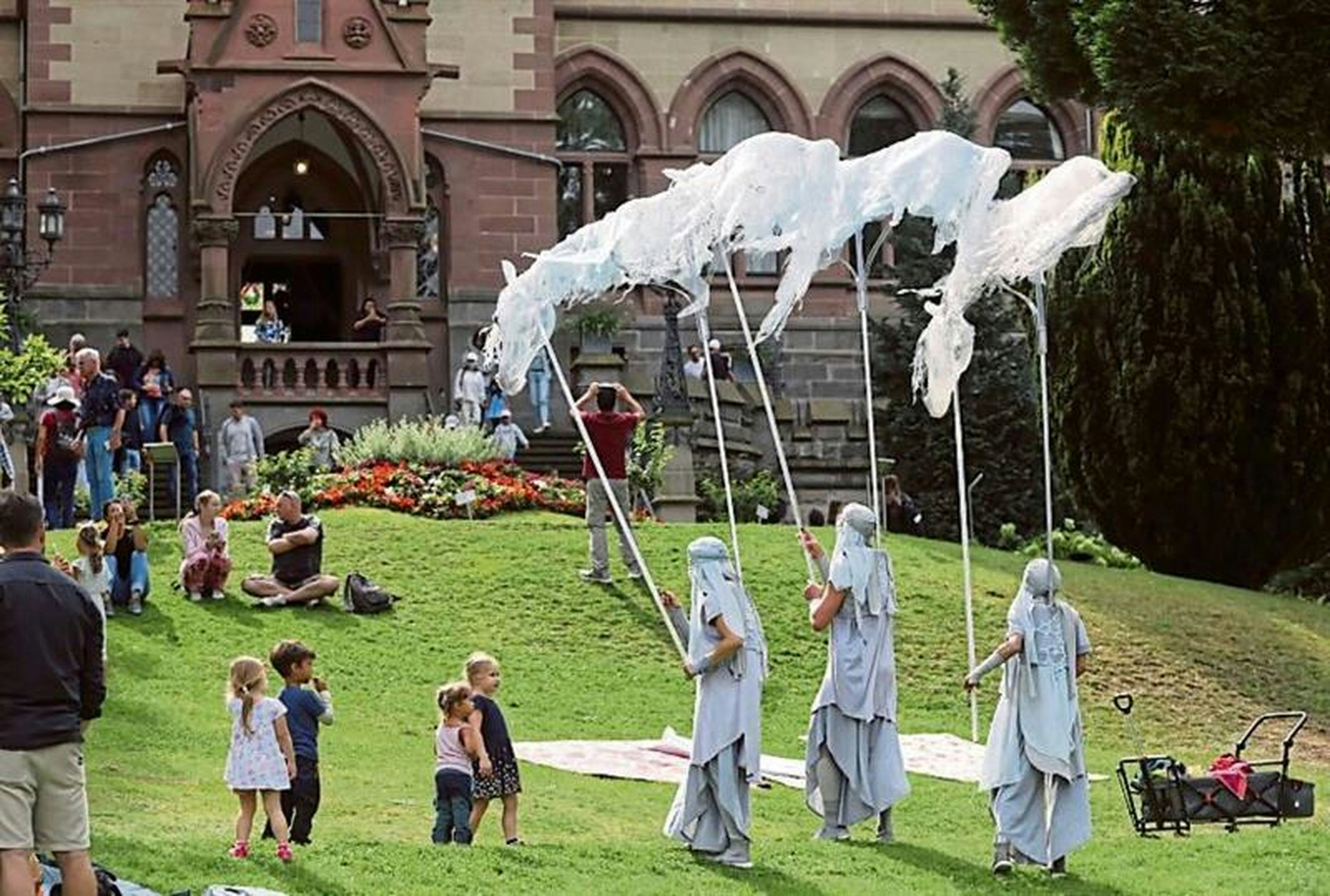 Zauberer und Sprechende Sofas: Was das Fest der Fantasie auf Schloss Zauberer und Sprechende Sofas: Was das Fest der Fantasie auf Schloss