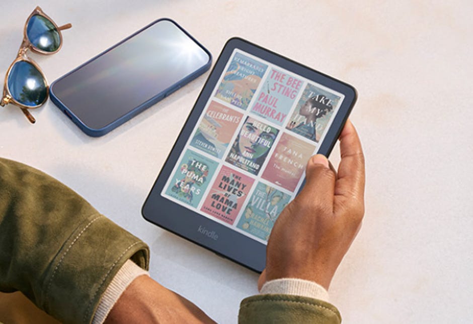 kindle in a man's hands