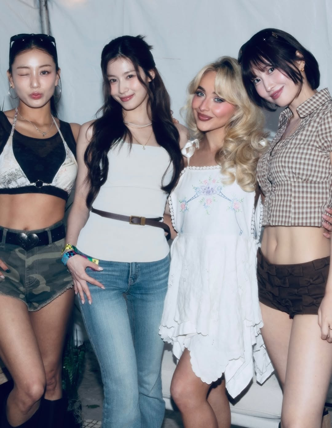 キュートで魅惑的なTWICEモモ＆ジヒョ＆サナ、サブリナ・カーペンター