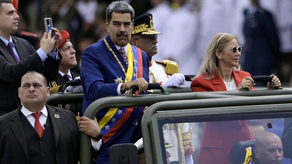 Le président vénézuélien Nicolas Maduro et la Première dame Cilia Flores paradent dans un véhicule militaire pour la fête de l'Indépendance, à Caracas, le 5 juillet 2025.