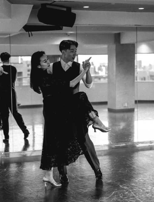 浅田舞、社交ダンス姿が“映画のワンシーン”のようと話題に モノクロ