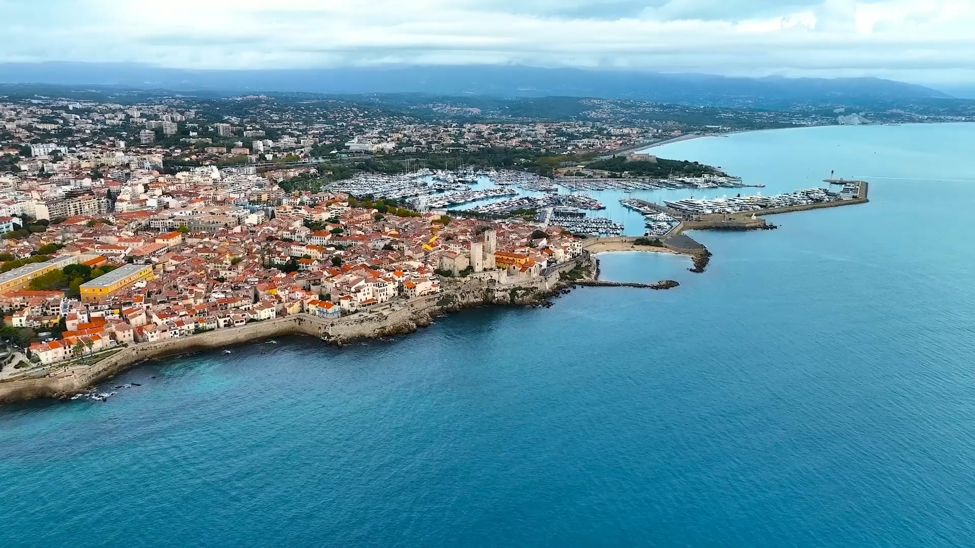 Vue aérienne de Cannes, montrant la ville et ses environs, avec les montagnes et la mer en toile de fond